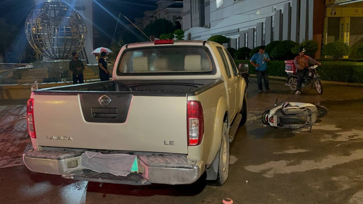 森速区1003号路发生车祸 轿车转弯撞倒摩托车