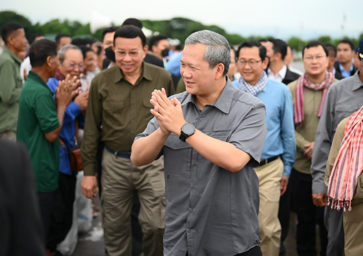农业部长随洪玛奈赴马德望 向灾民发放稻种