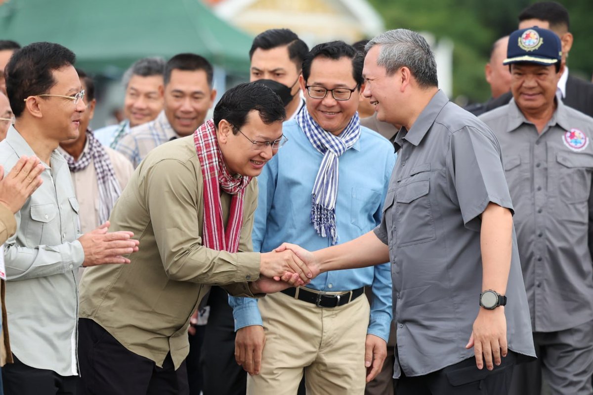 农业部长随洪玛奈赴马德望 向灾民发放稻种