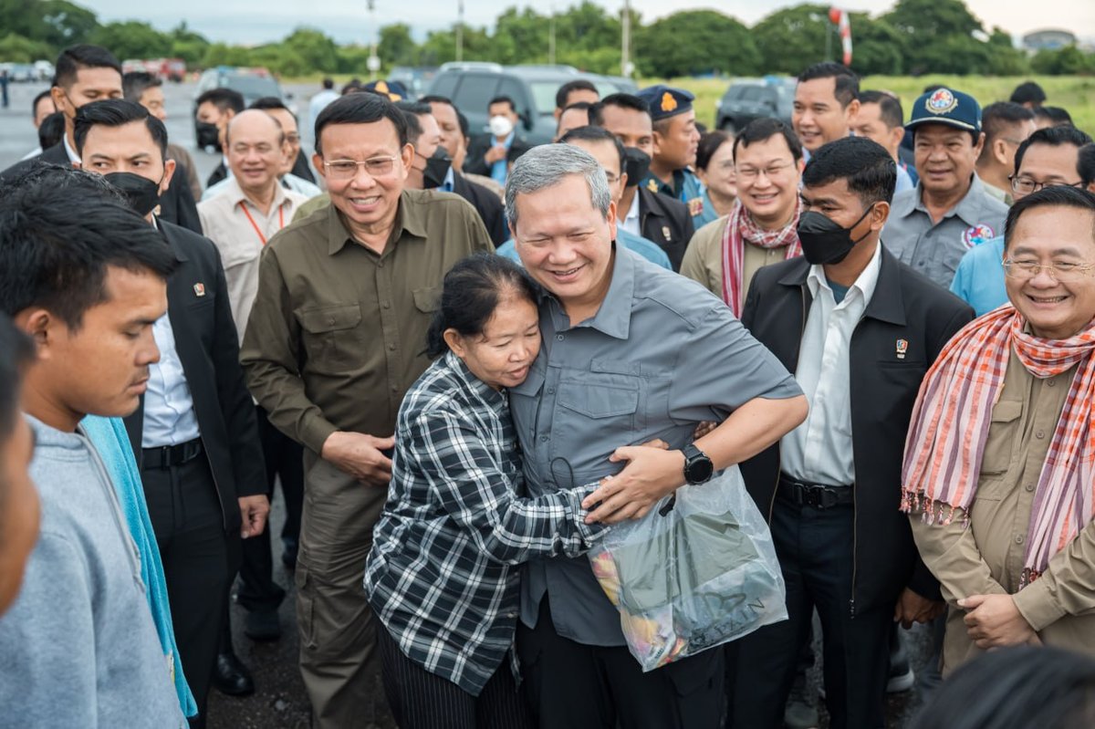 农业部长随洪玛奈赴马德望 向灾民发放稻种