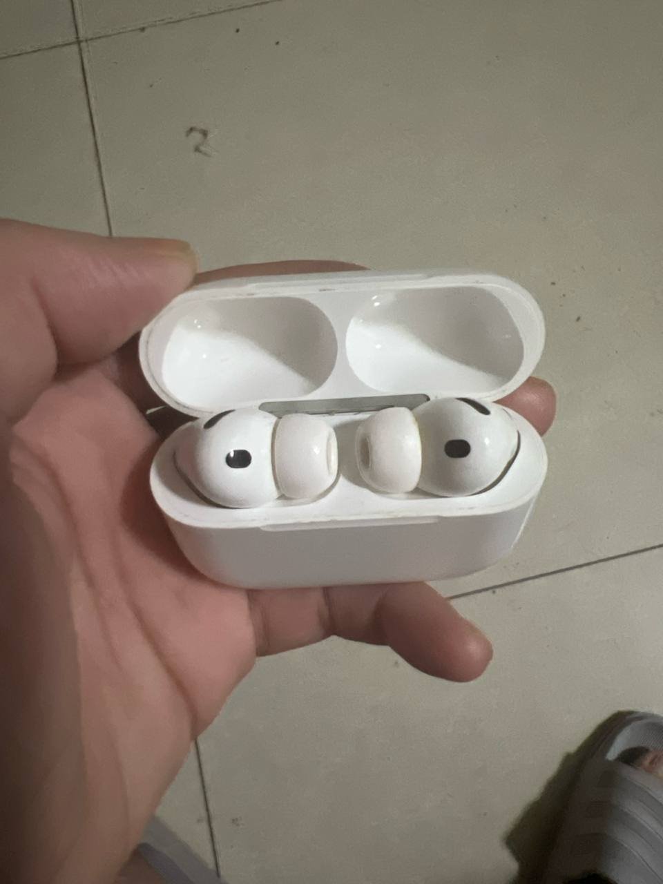 西港出售AirPods Pro耳机