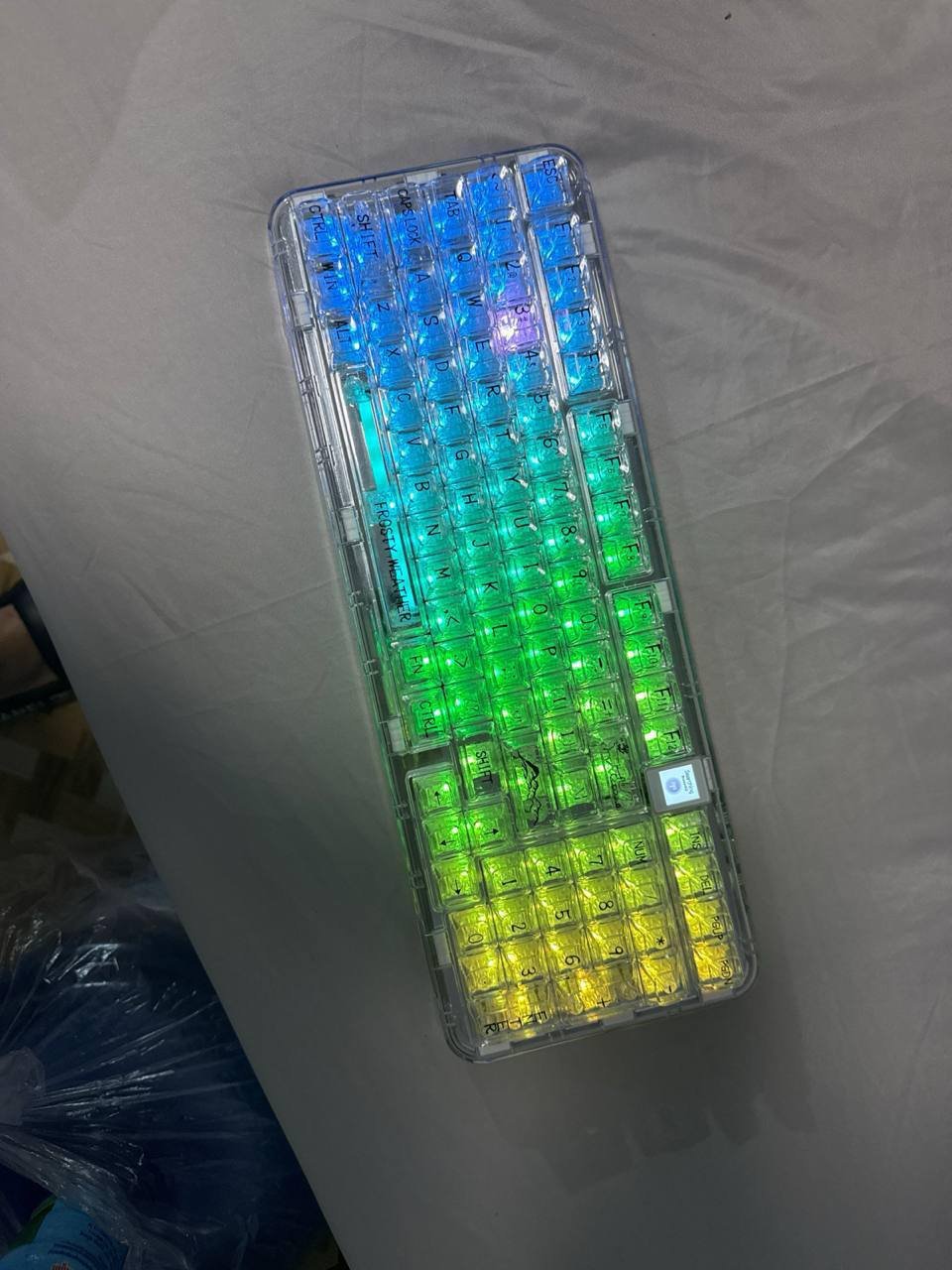 西港阳光塞纳酒店转让键盘2个 全新白色加95新黑色