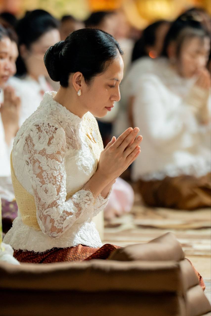 柬埔寨总理夫人出席亡人节第八天礼佛仪式 祈求国泰民安