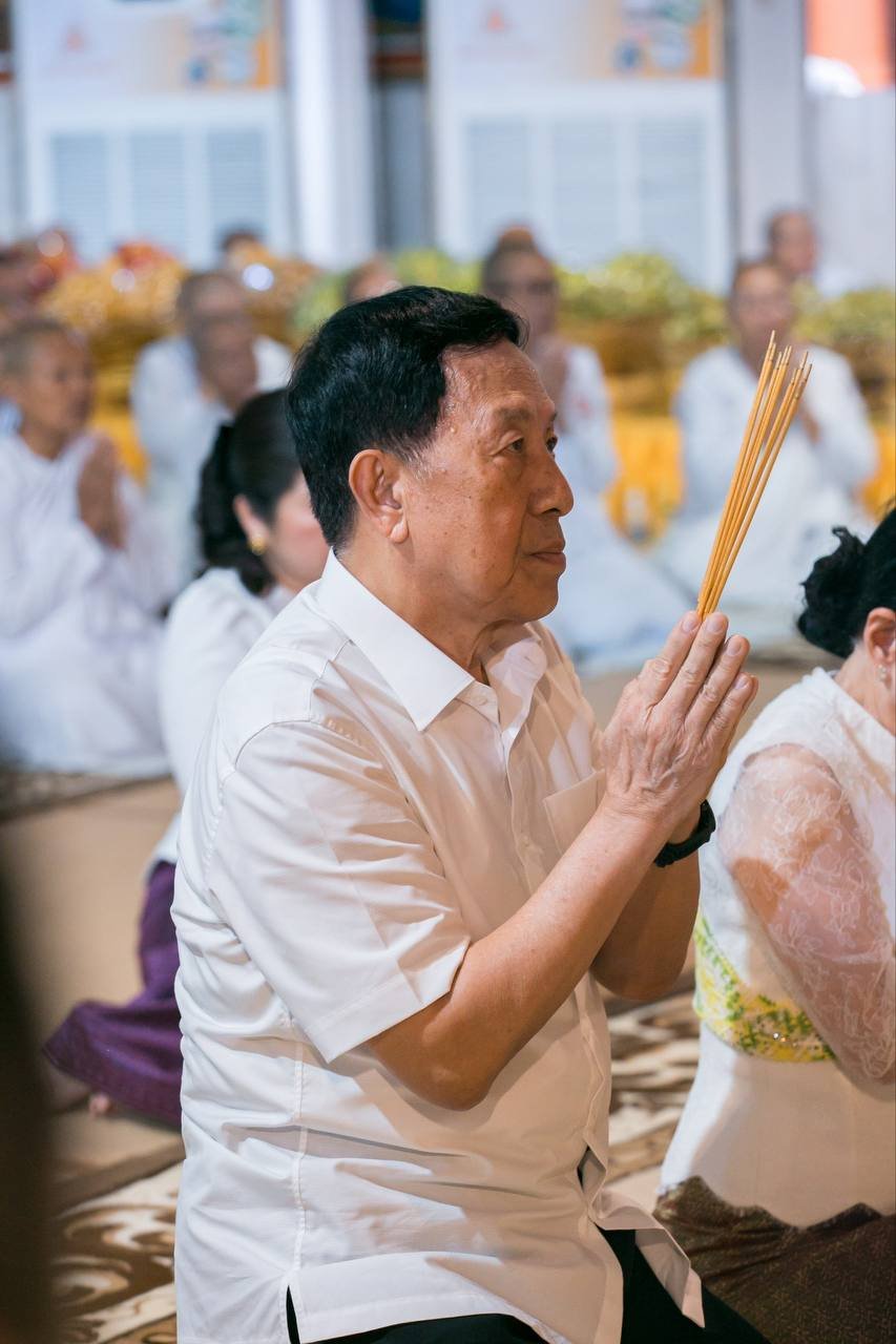 柬埔寨总理夫人出席亡人节第八天礼佛仪式 祈求国泰民安