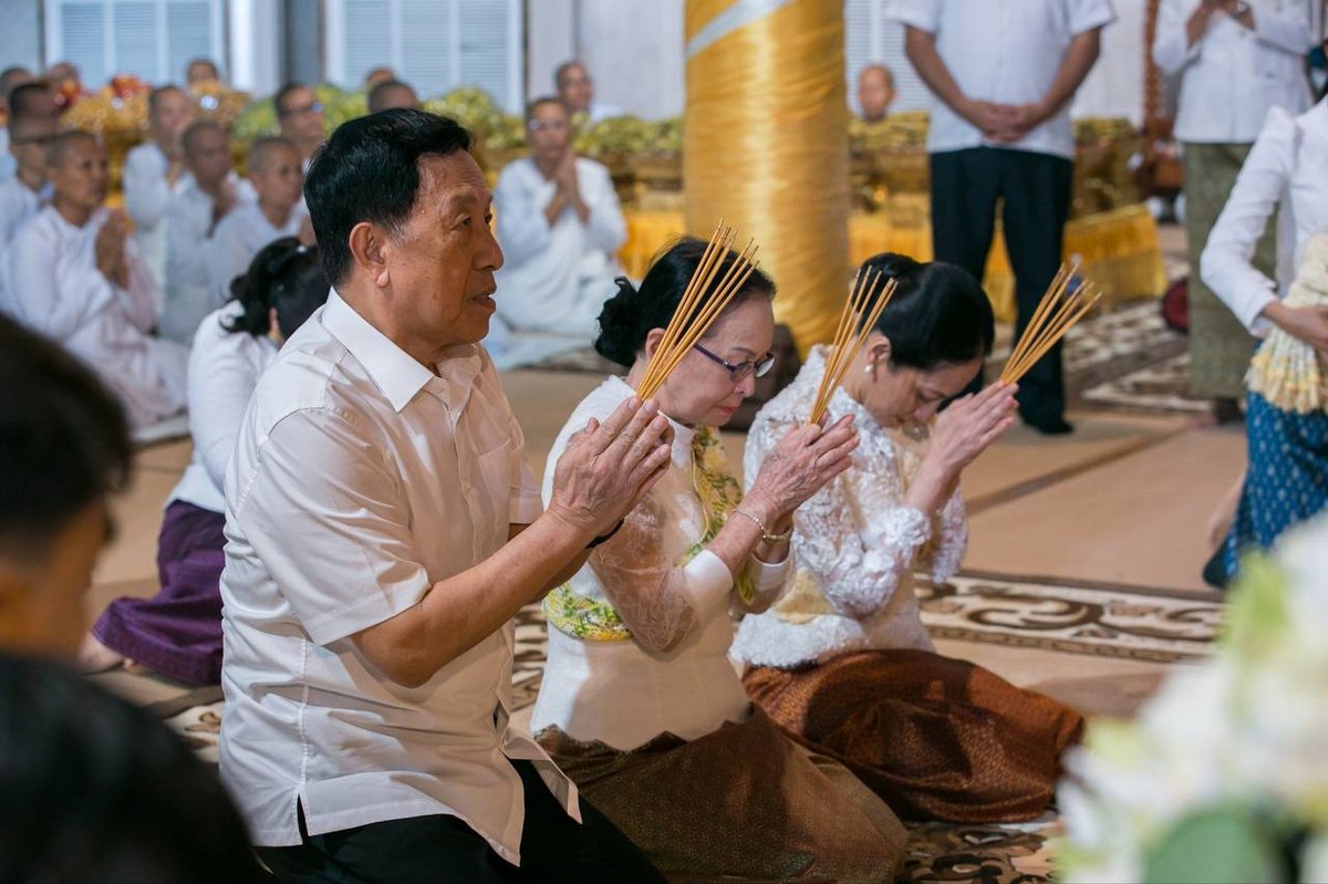 柬埔寨总理夫人出席亡人节第八天礼佛仪式 祈求国泰民安