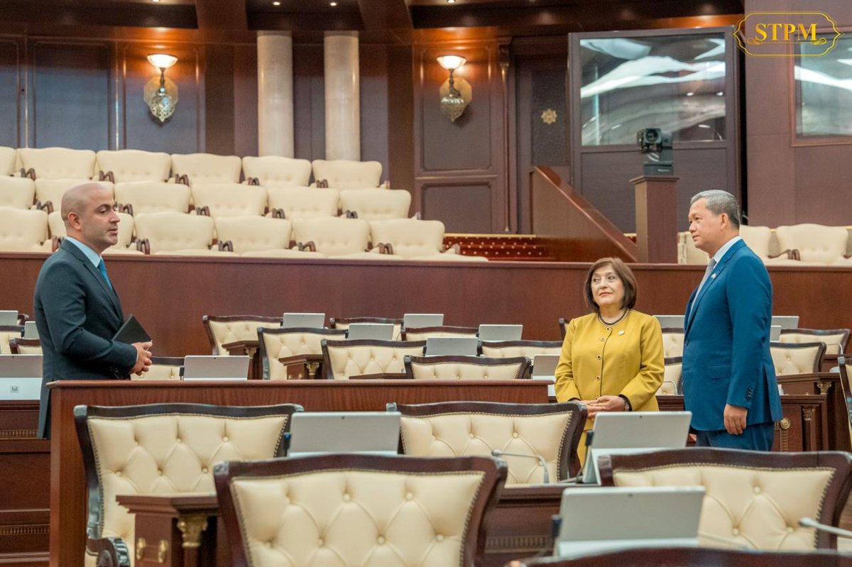 洪玛奈总理出访阿塞拜疆 签署纪念册并举行双边会谈