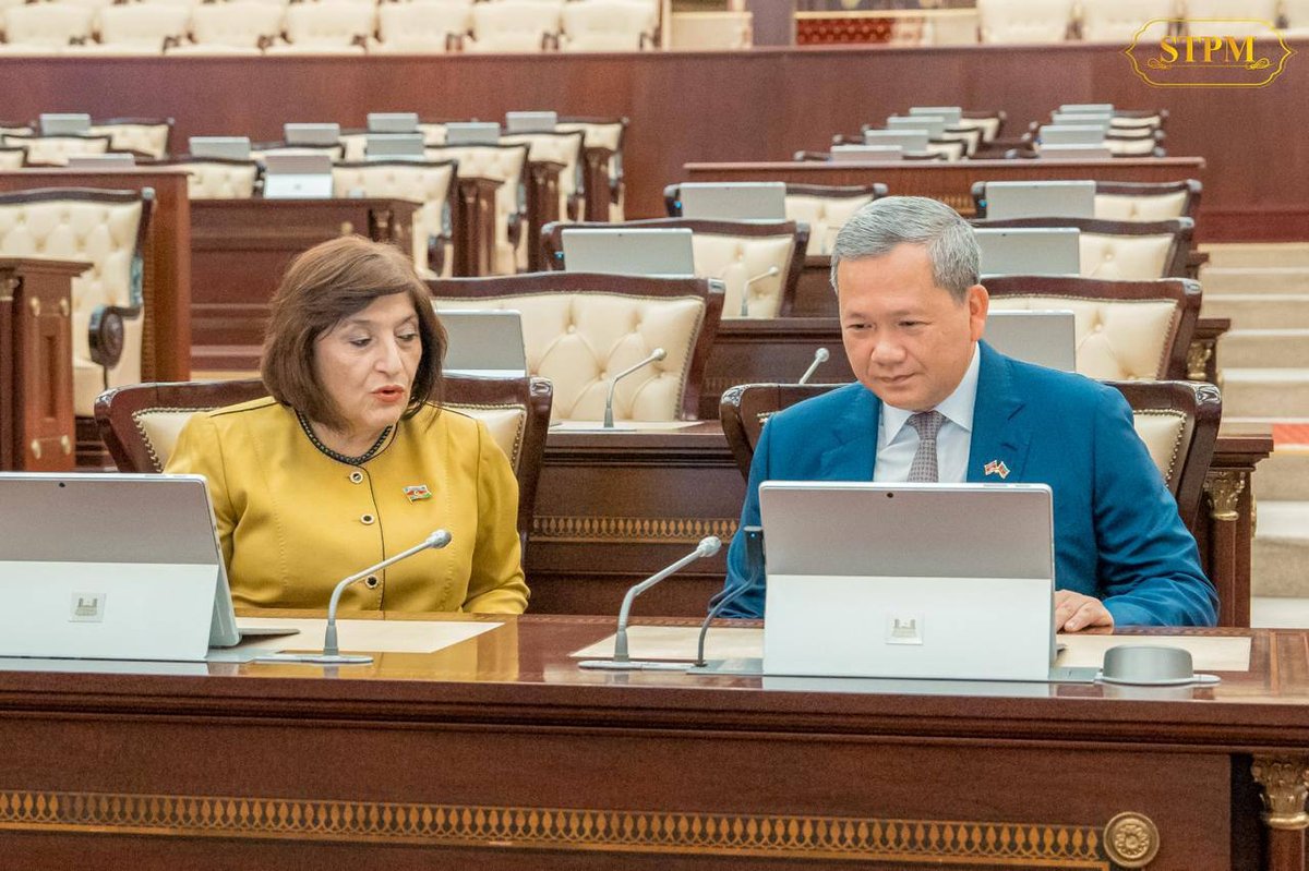 洪玛奈总理出访阿塞拜疆 签署纪念册并举行双边会谈