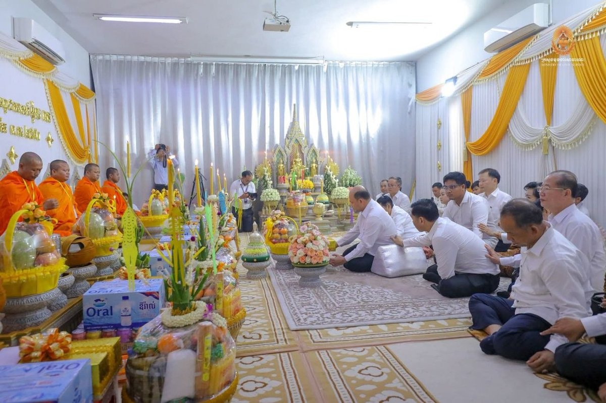 洪玛尼出席吐斯廉博物馆祭祀活动 缅怀受难者