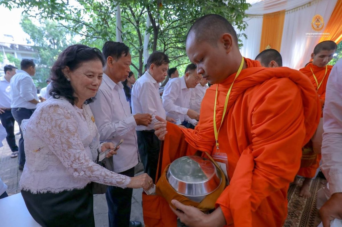 洪玛尼出席吐斯廉博物馆祭祀活动 缅怀受难者