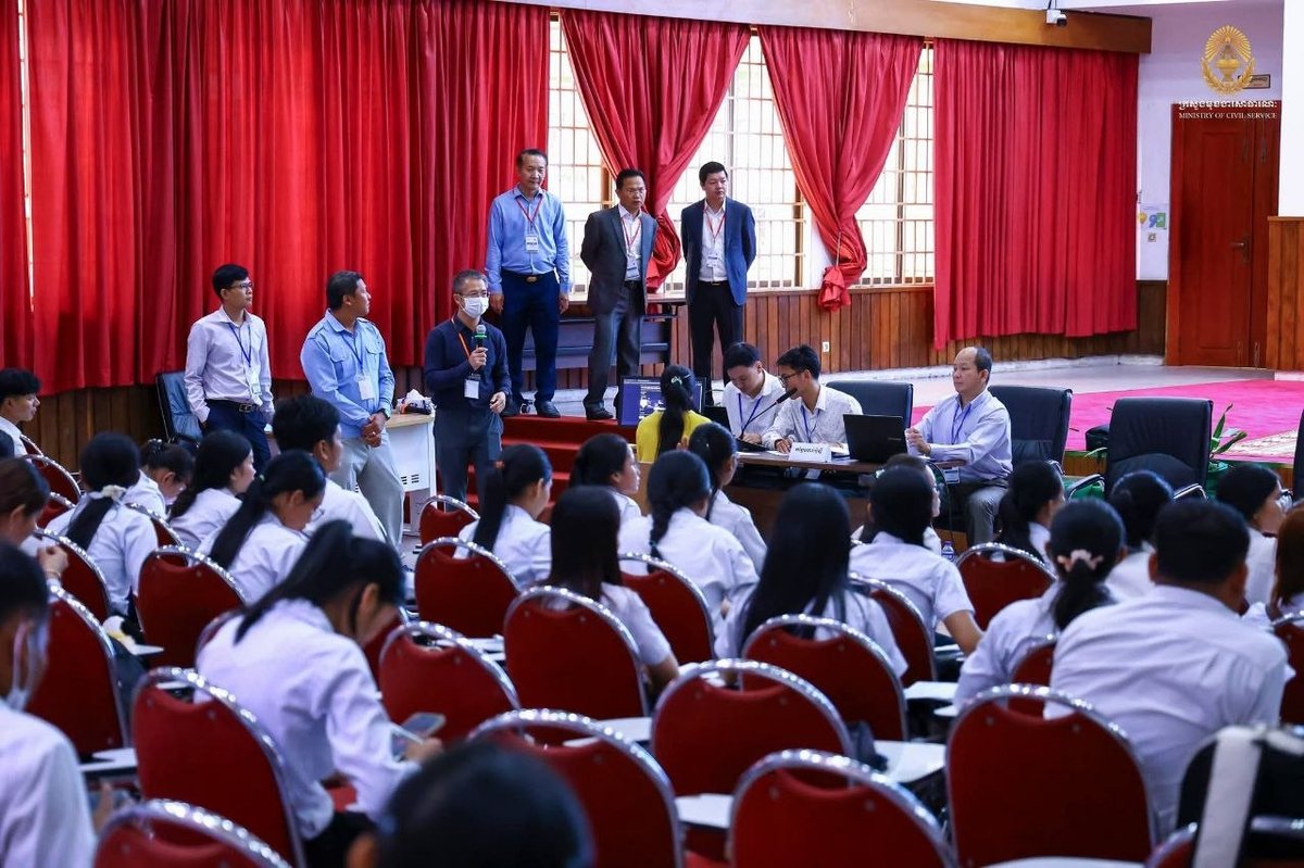 洪玛尼监督小学教师岗位分配 确保流程透明公正