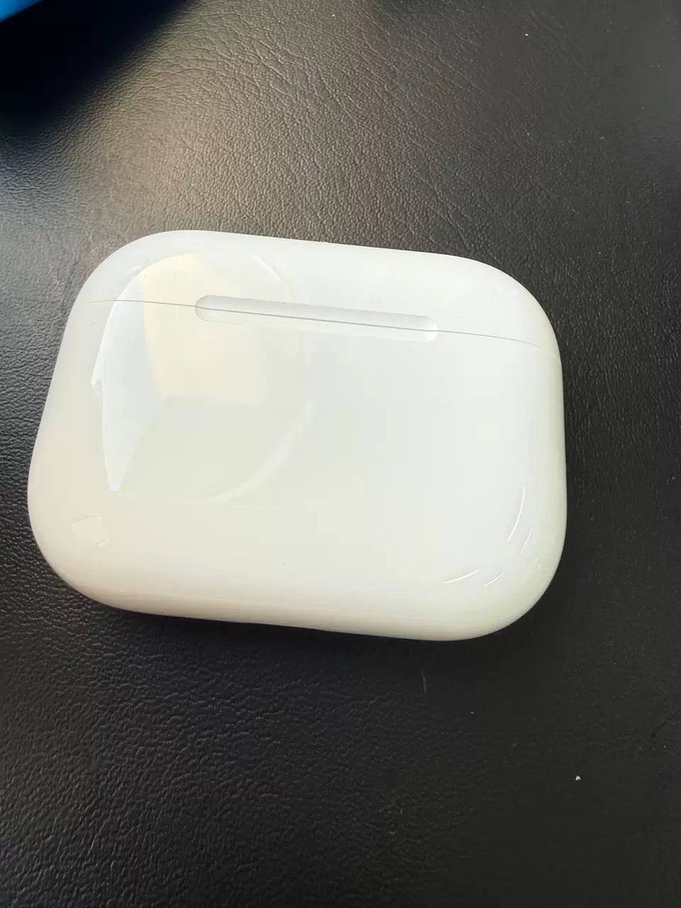 西港转让AirPods Pro3耳机 $105 9.9新可小