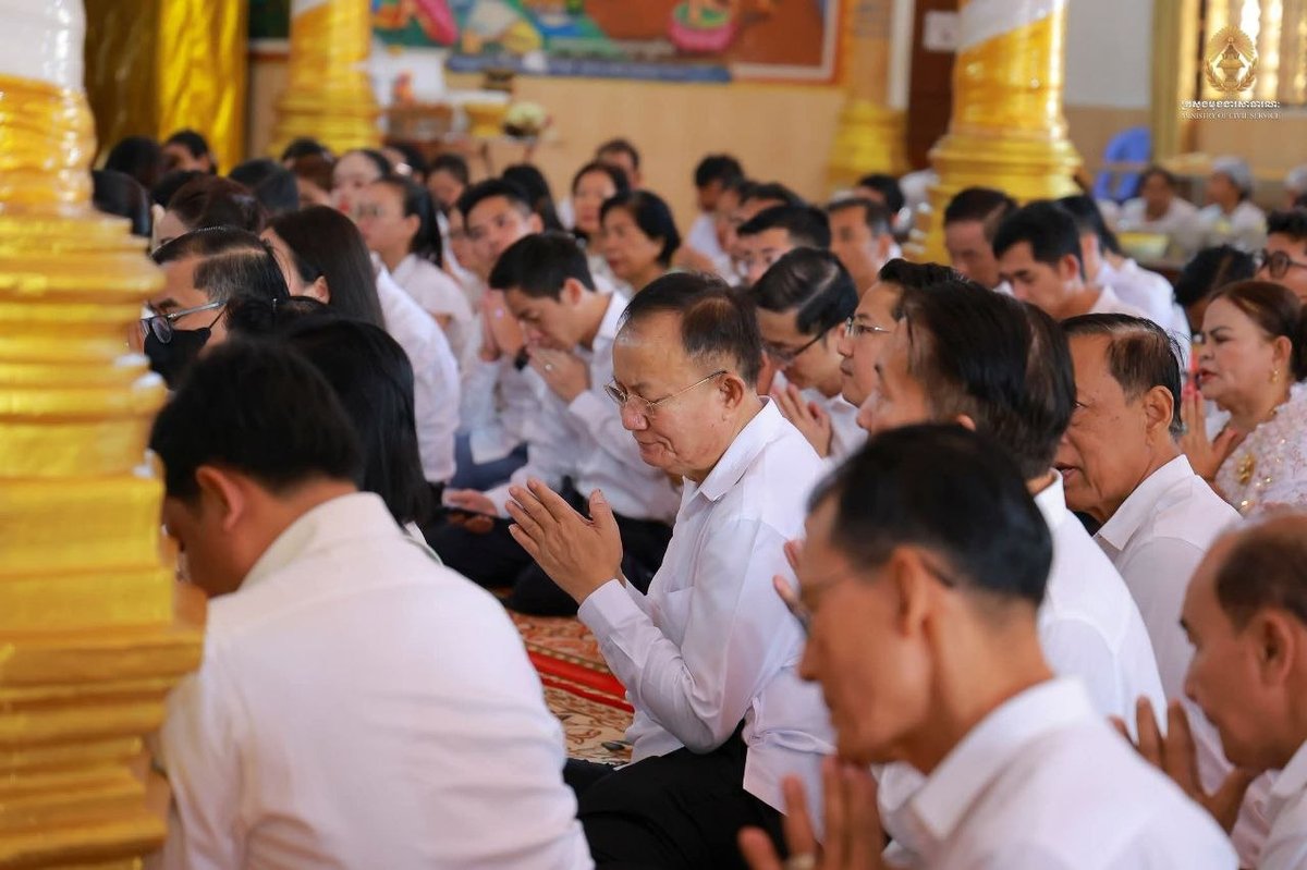 副总理洪玛尼及夫人出席了在金边森速区举行的宗教活动,与民众共