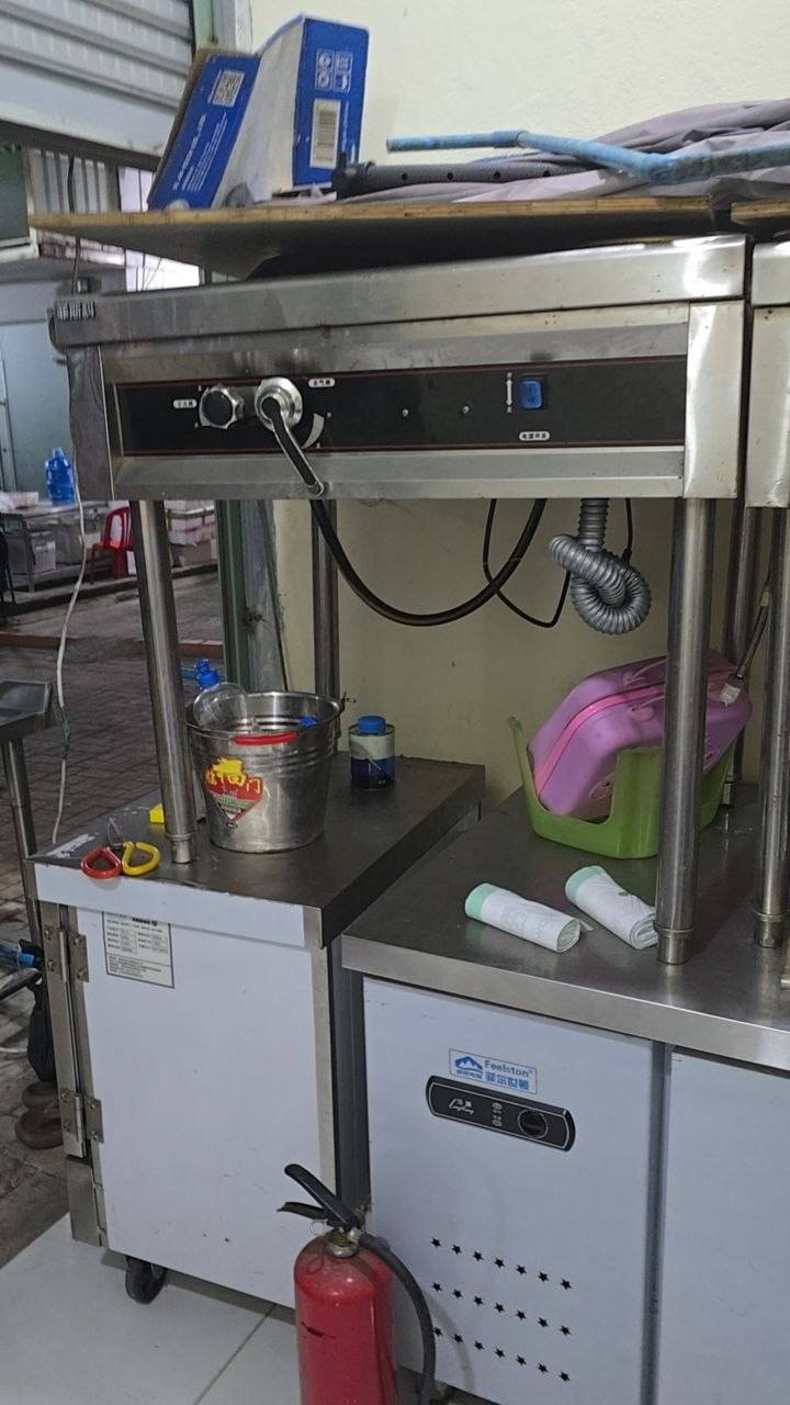 西港外卖厨房设备清仓 四门冰箱$150 摆摊车$40
