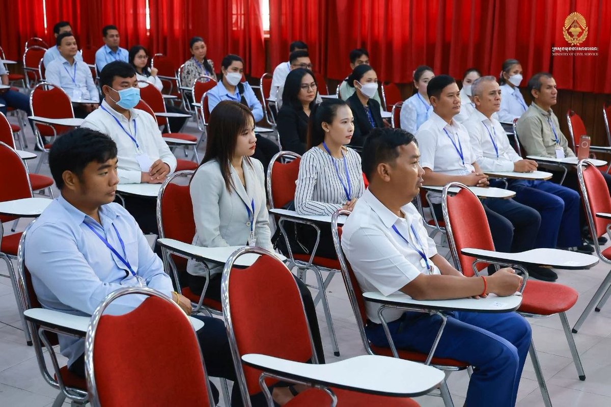 柬埔寨公务员部加速教师调动考试阅卷工作