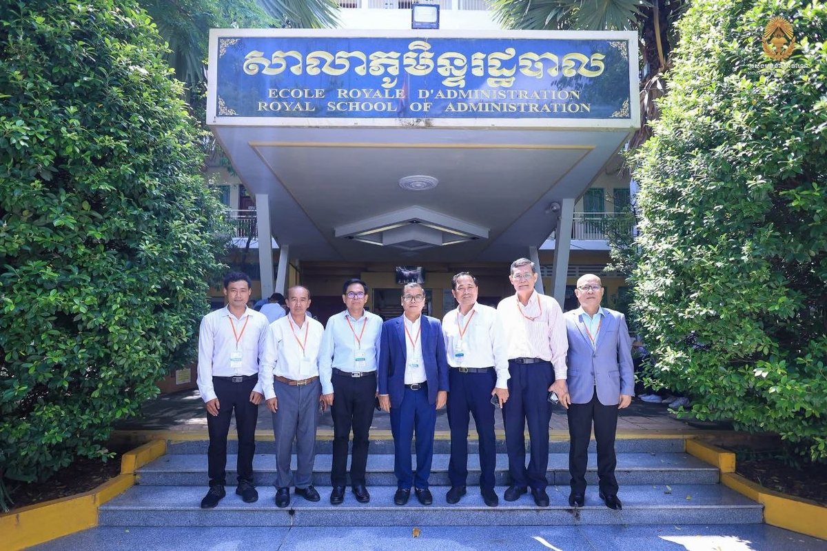 柬埔寨中学教师招聘考试于10月19日在皇家行政学院举行,考场