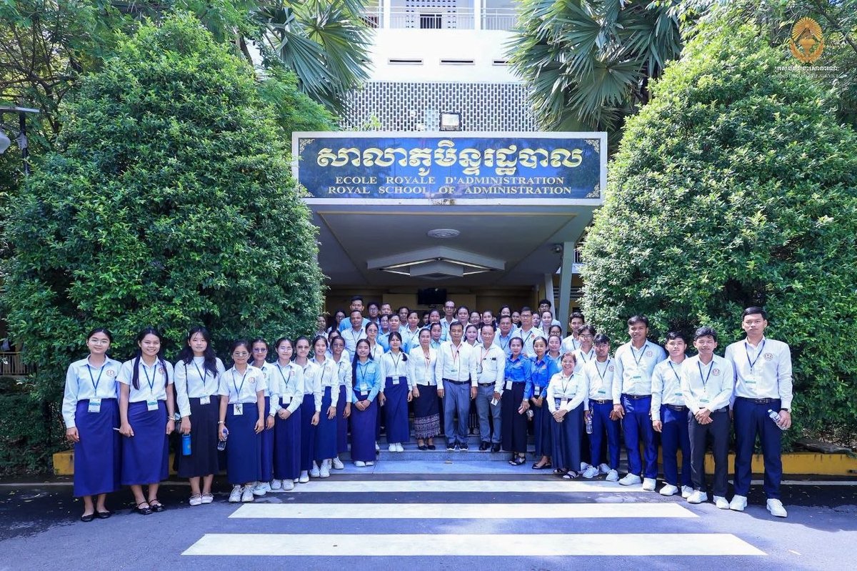 柬埔寨中学教师招聘考试于10月19日在皇家行政学院举行,考场