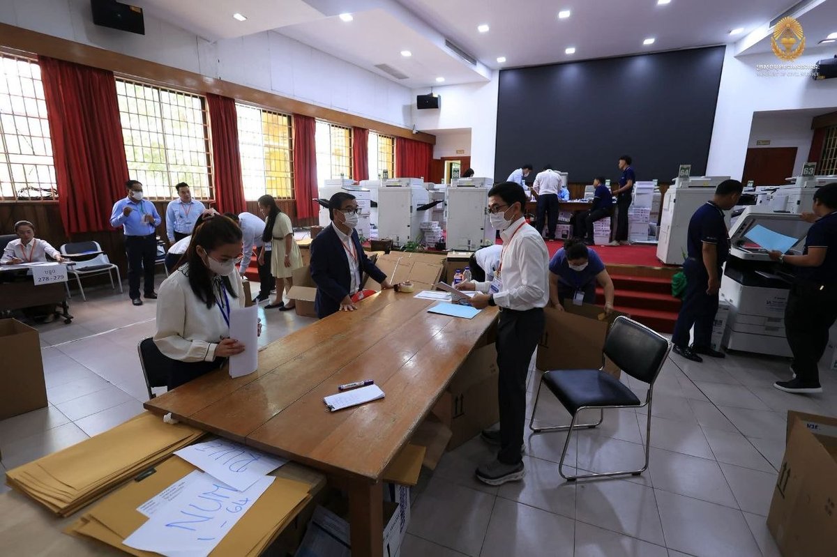 柬埔寨中学教师招聘考试于10月19日在皇家行政学院举行,考场