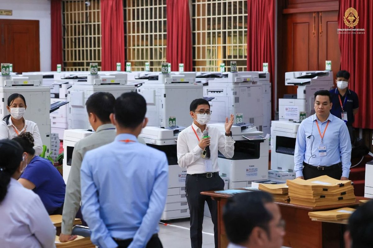 柬埔寨中学教师招聘考试于10月19日在皇家行政学院举行,考场