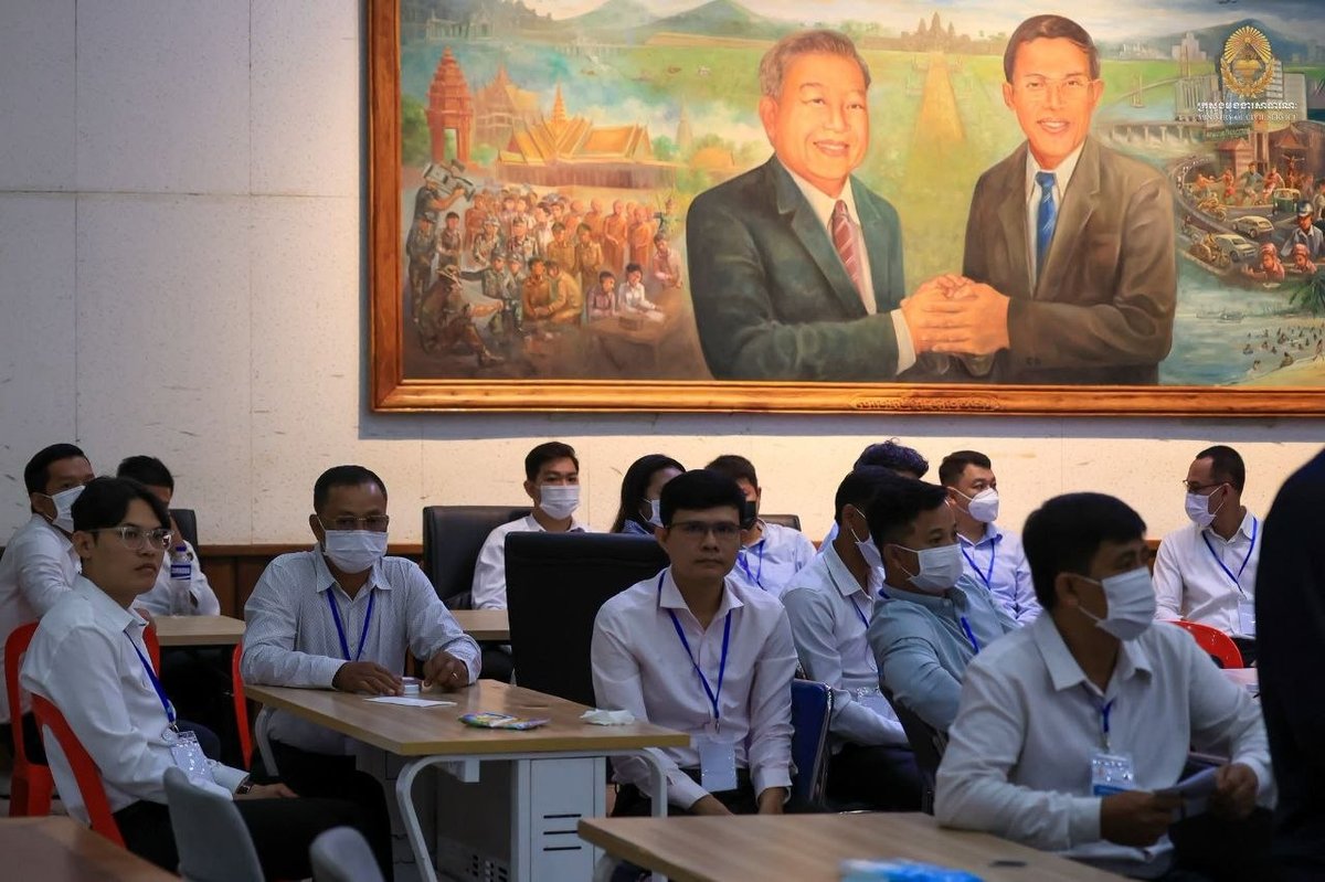 柬埔寨中学教师招聘考试于10月19日在皇家行政学院举行,考场
