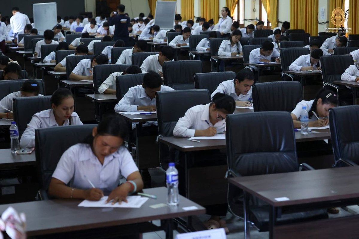 柬埔寨皇家行政学院举行教师招聘考试 现场拆封试卷