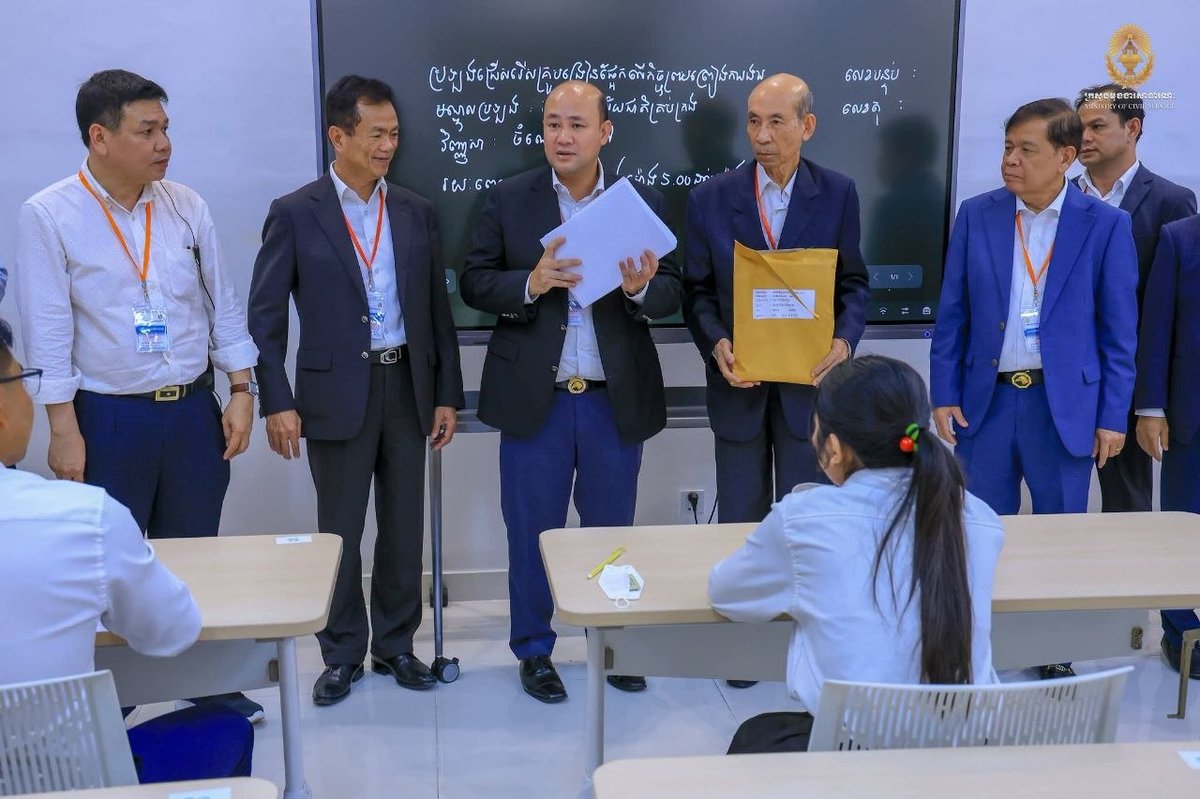 1.1万余名考生参加公务员考试最后阶段