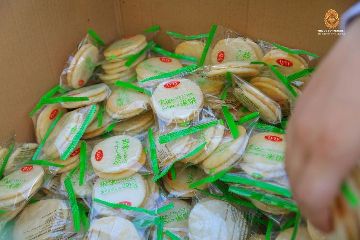 在柬埔寨中学教师选拔考试中,私营企业积极赞助饮用水和点心,为