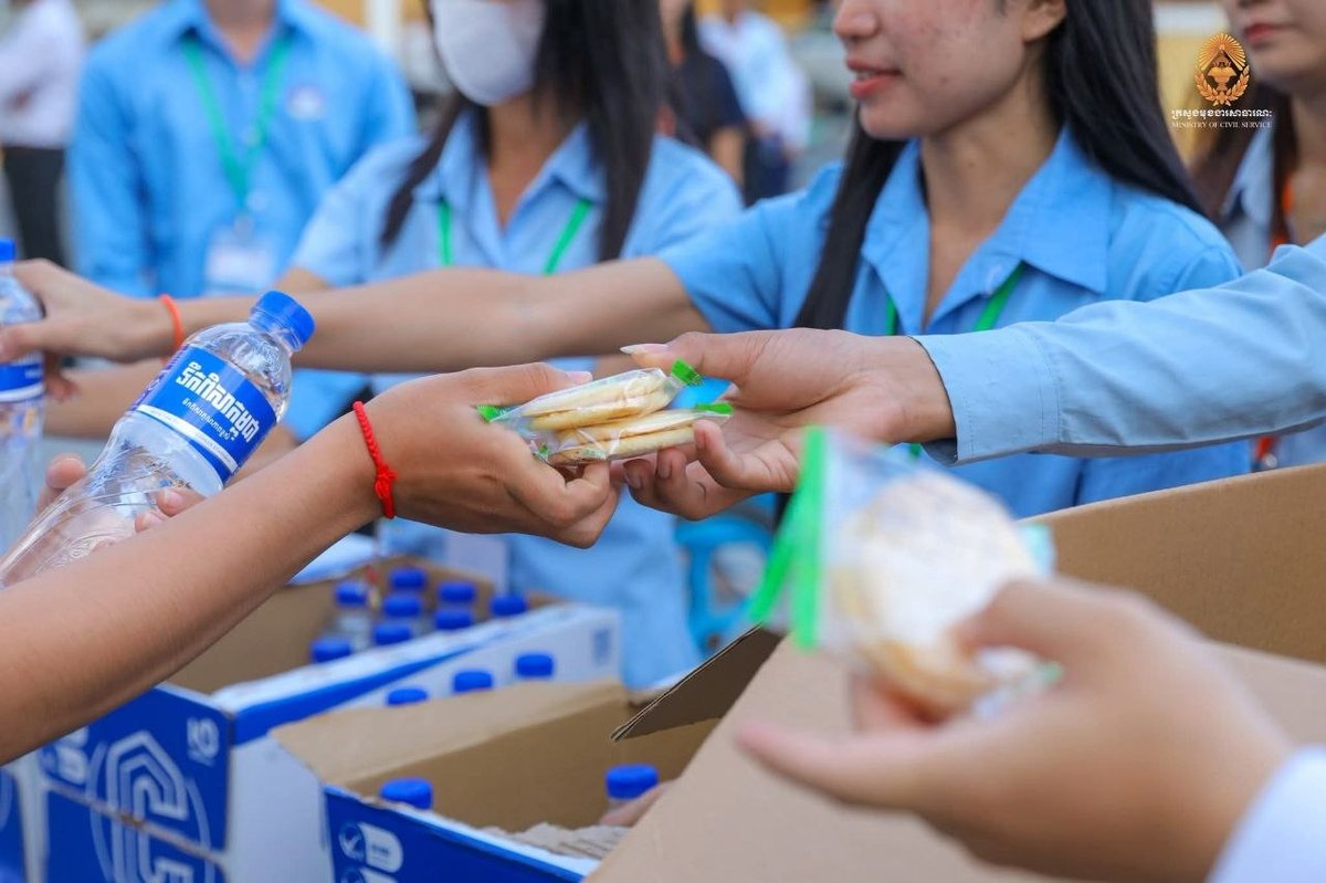 在柬埔寨中学教师选拔考试中,私营企业积极赞助饮用水和点心,为