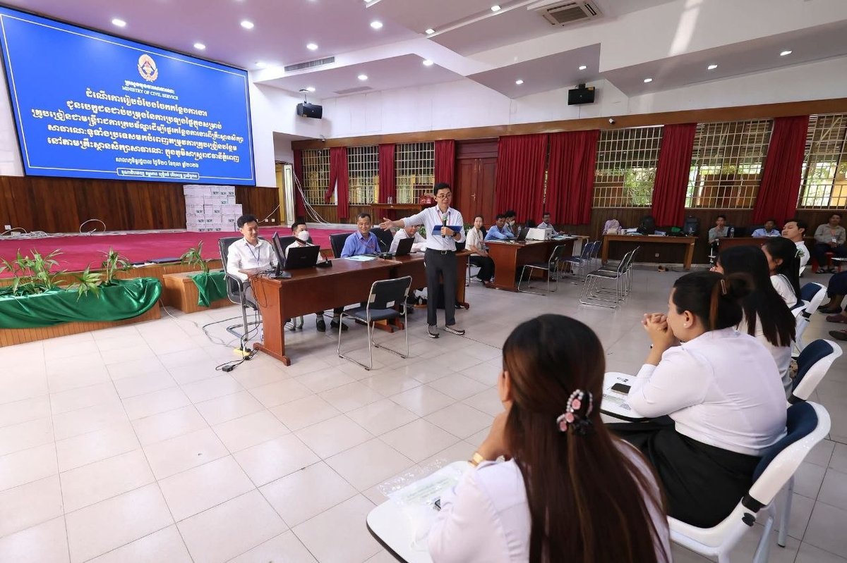 金边公立学校教师岗位分配工作今日持续进行