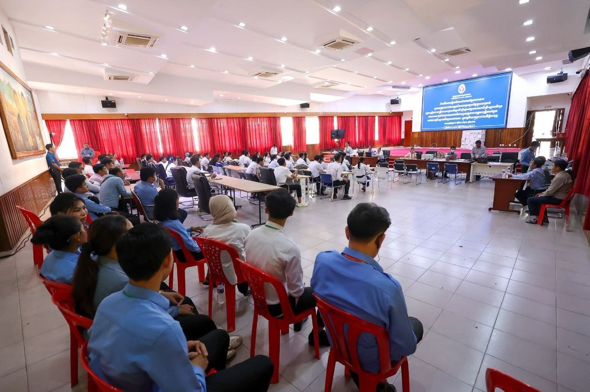 金边公立学校教师岗位分配工作今日持续进行