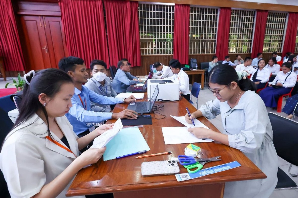 金边公立学校教师岗位分配工作今日持续进行