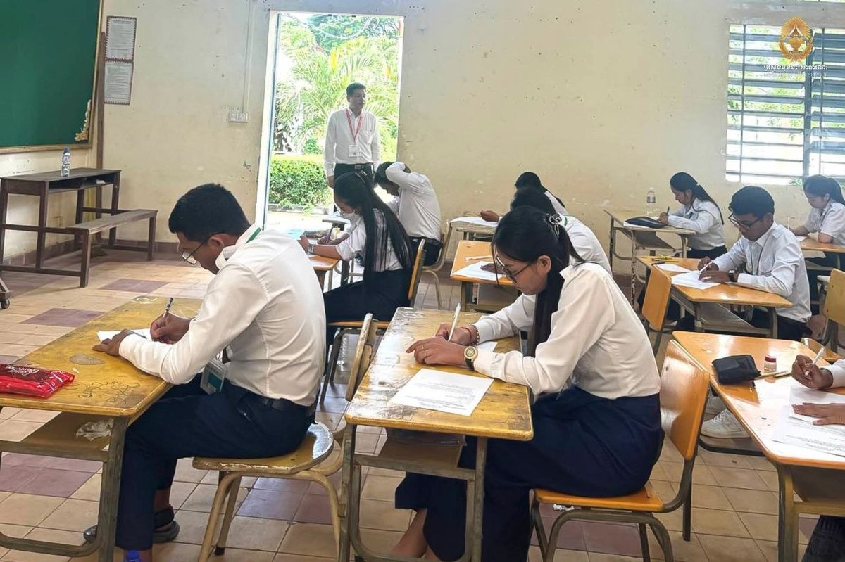 磅湛省举行首届学士+1教师培训结业考试