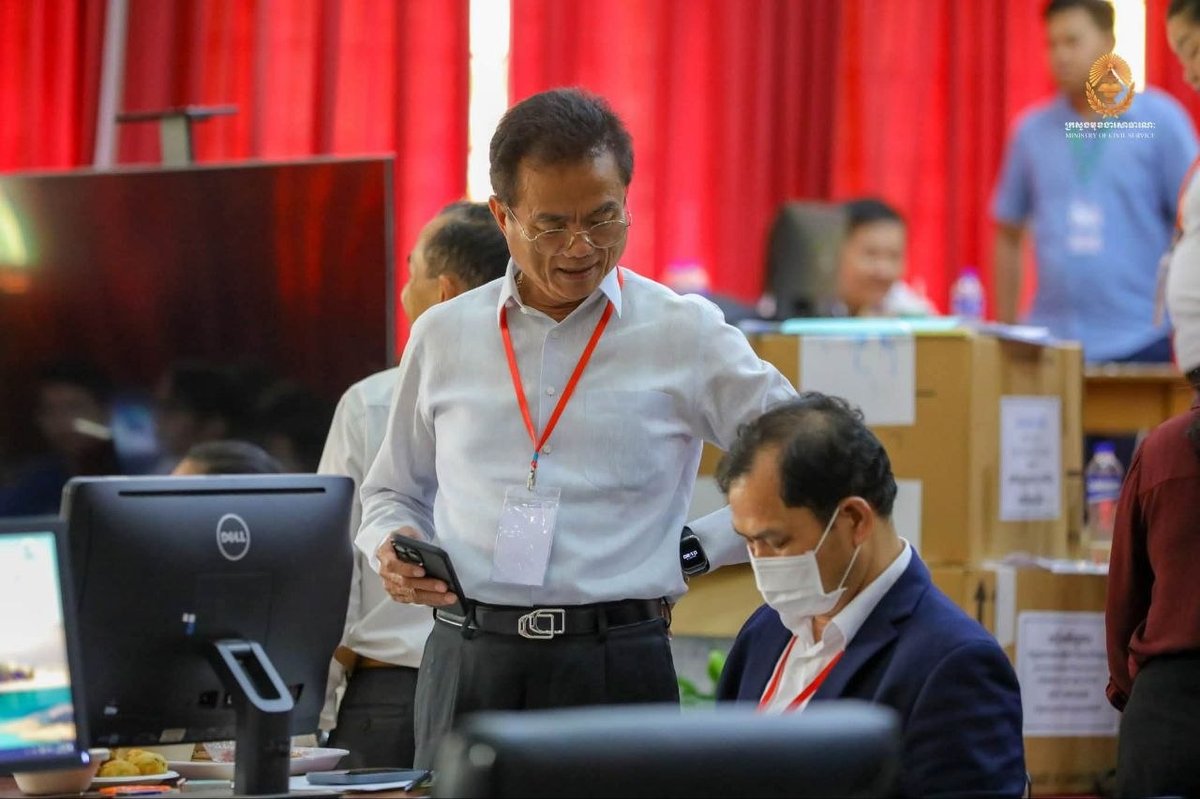 洪玛尼督导公务员考试阅卷 确保选拔公正透明