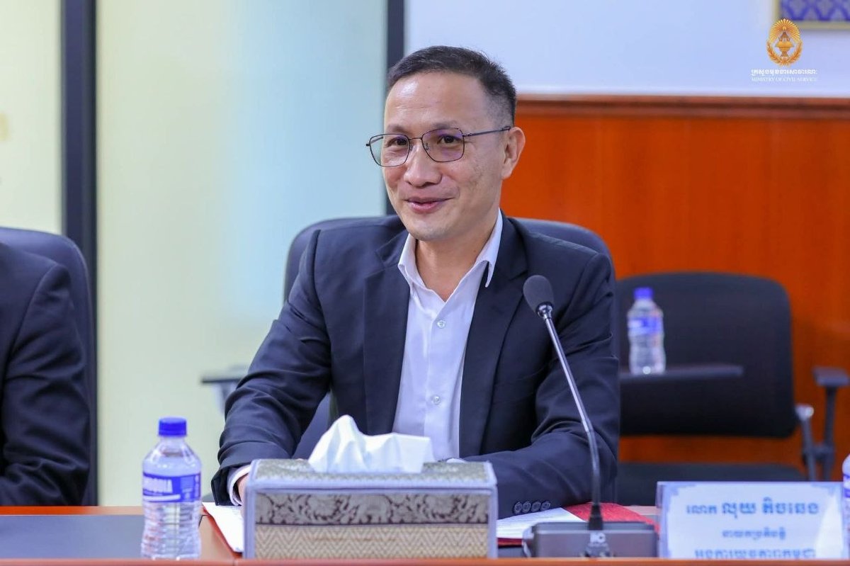 副总理兼公务员部部长洪玛尼于10月26日会见柬埔寨青年之星组