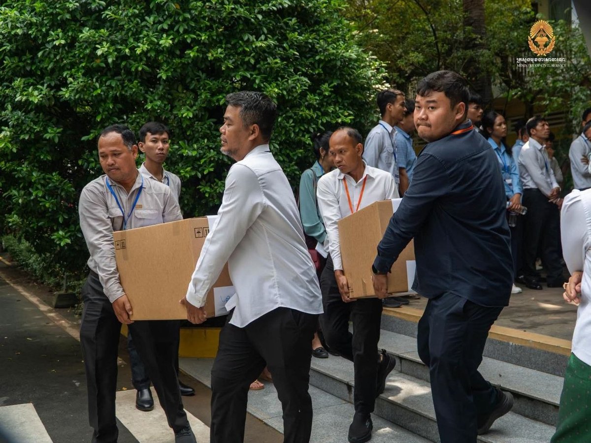 柬埔寨公务员考试今日开考 试卷专车运抵5大考点