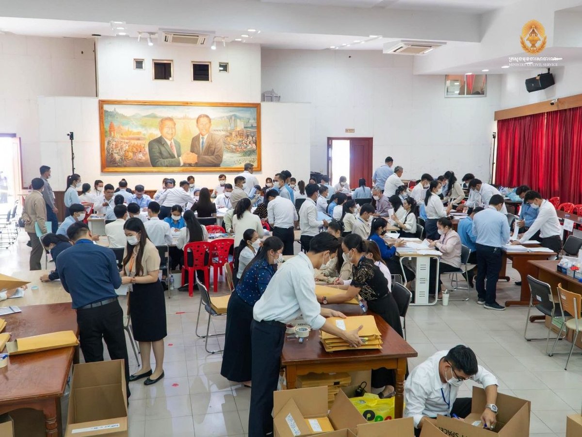 柬埔寨公务员考试今日开考 试卷专车运抵5大考点