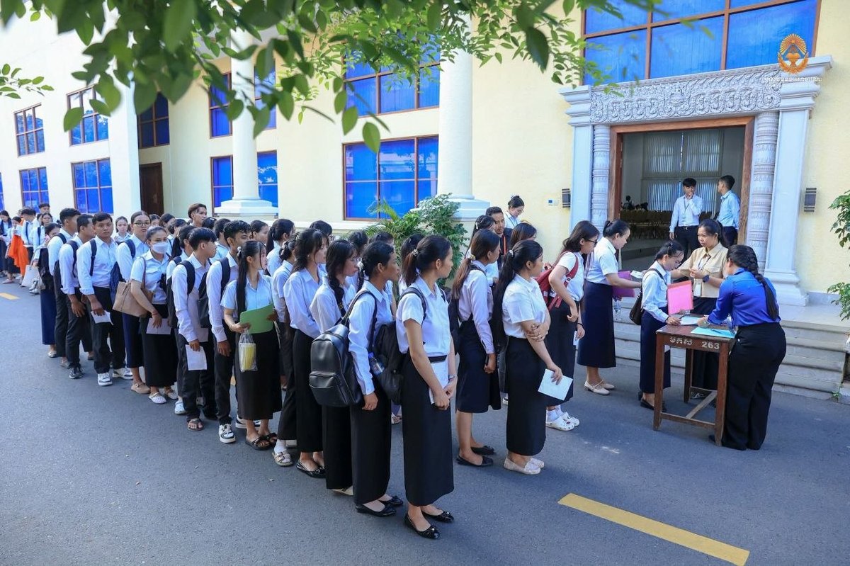 金边国家教育学院473名初中教师今日选岗 女性占329人