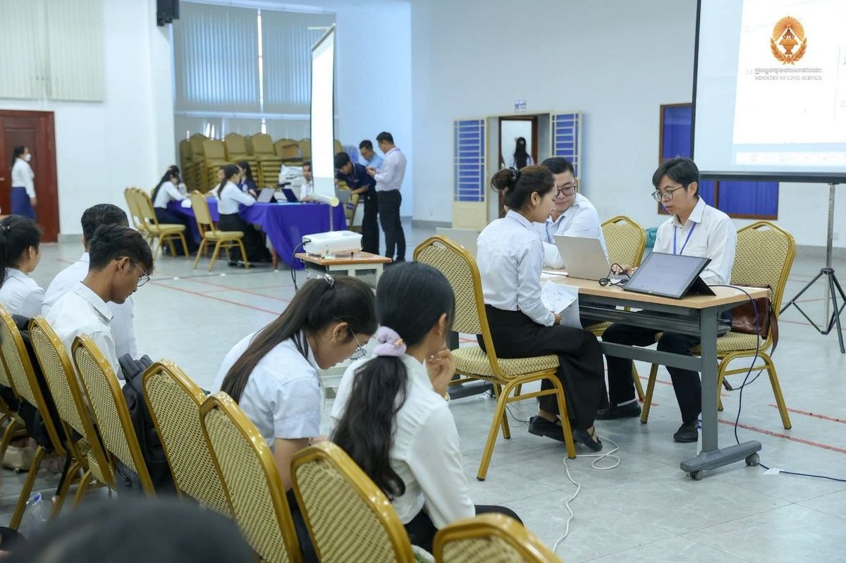 柬埔寨一女教师放弃高中教职 转读师范提升资历