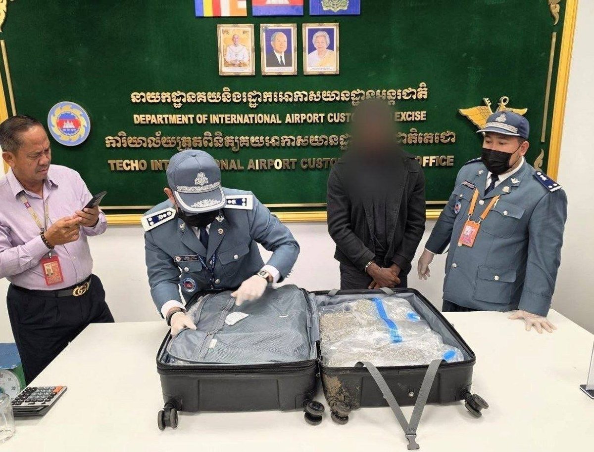 德崇国际机场海关与移民局近日联合行动,在两名外籍旅客行李中查
