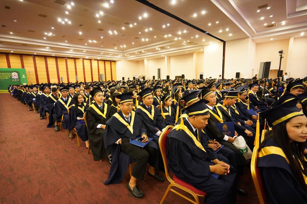 洪玛奈总理为亚洲欧洲大学毕业生颁发学位