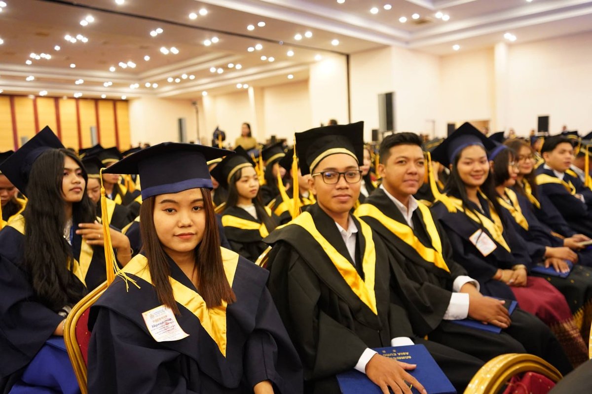 洪玛奈总理为亚洲欧洲大学毕业生颁发学位