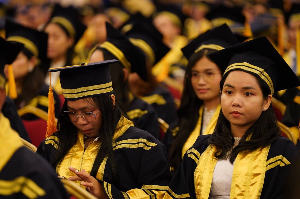 洪玛奈总理为亚洲欧洲大学毕业生颁发学位
