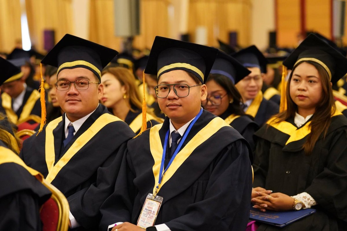 洪玛奈总理为亚洲欧洲大学毕业生颁发学位