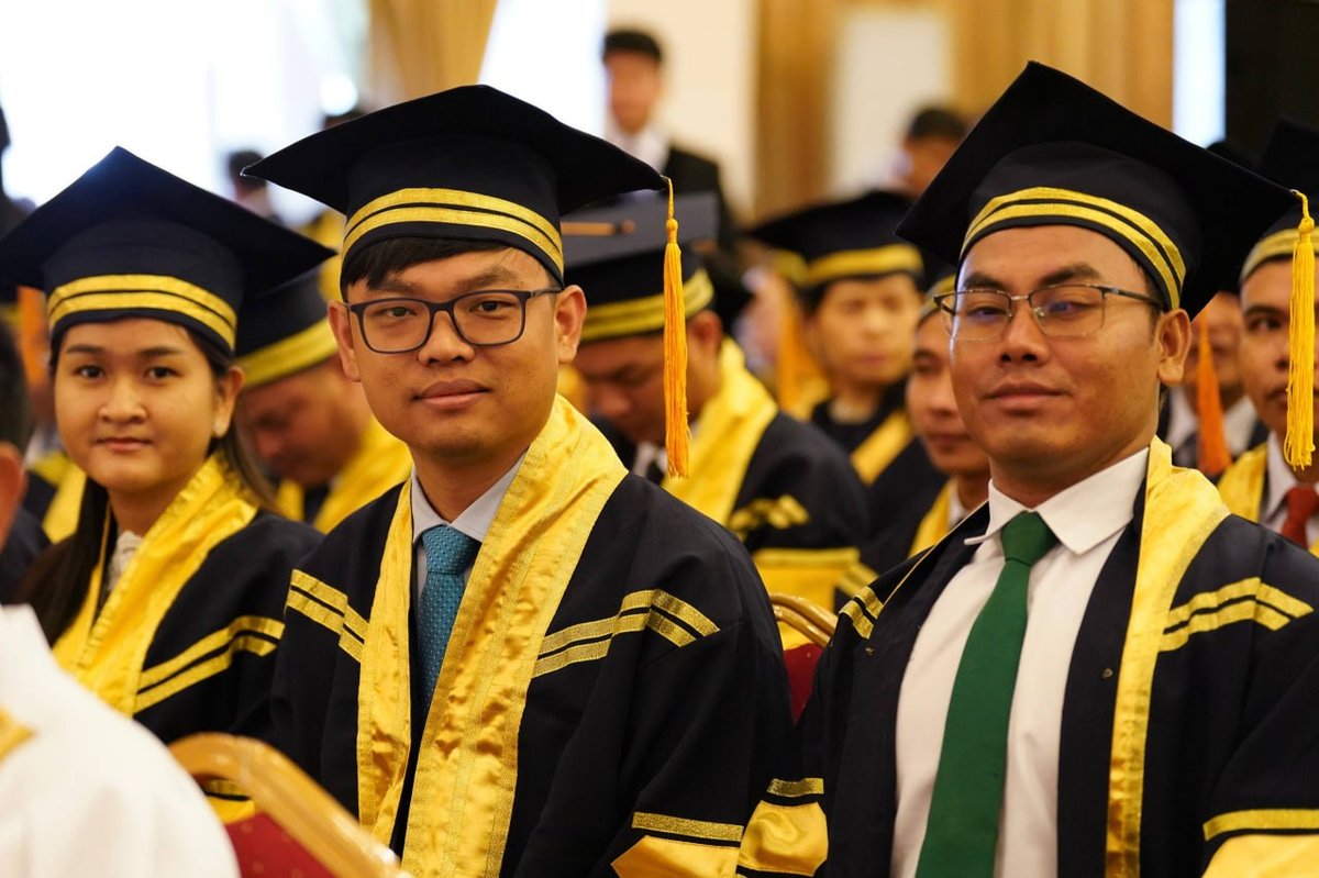 洪玛奈总理为亚洲欧洲大学毕业生颁发学位