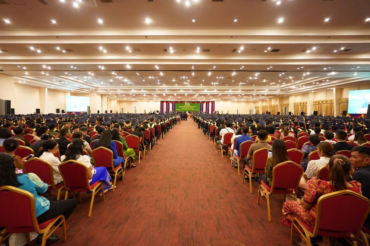 洪玛奈总理为亚洲欧洲大学毕业生颁发学位