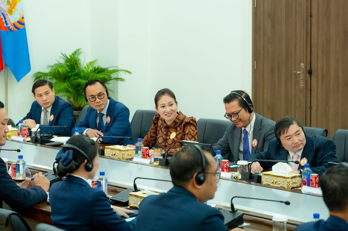 洪玛奈总理会见老挝人民革命党中央委员会代表