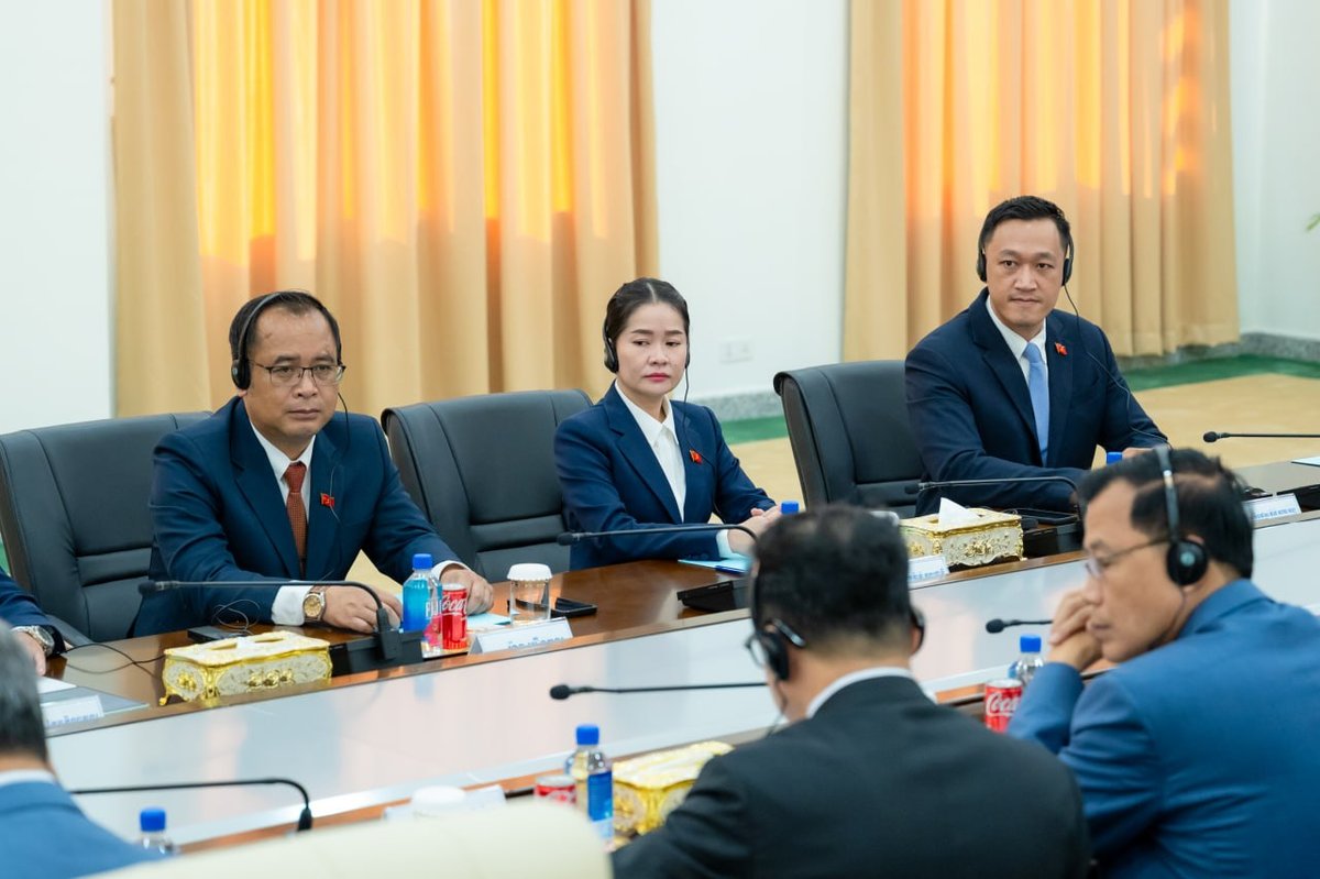 洪玛奈总理会见老挝人民革命党中央委员会代表