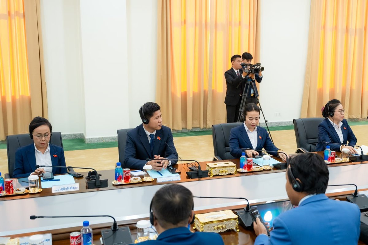 洪玛奈总理会见老挝人民革命党中央委员会代表