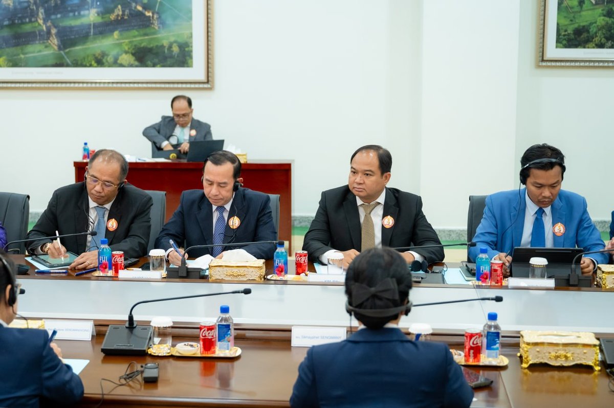 洪玛奈总理会见老挝人民革命党中央委员会代表