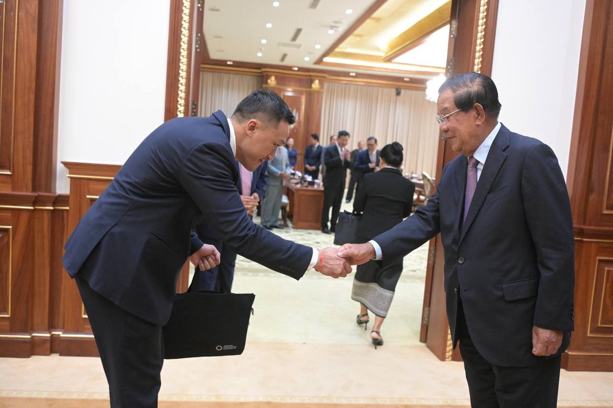 洪森会见老挝青年代表团深化双边交流