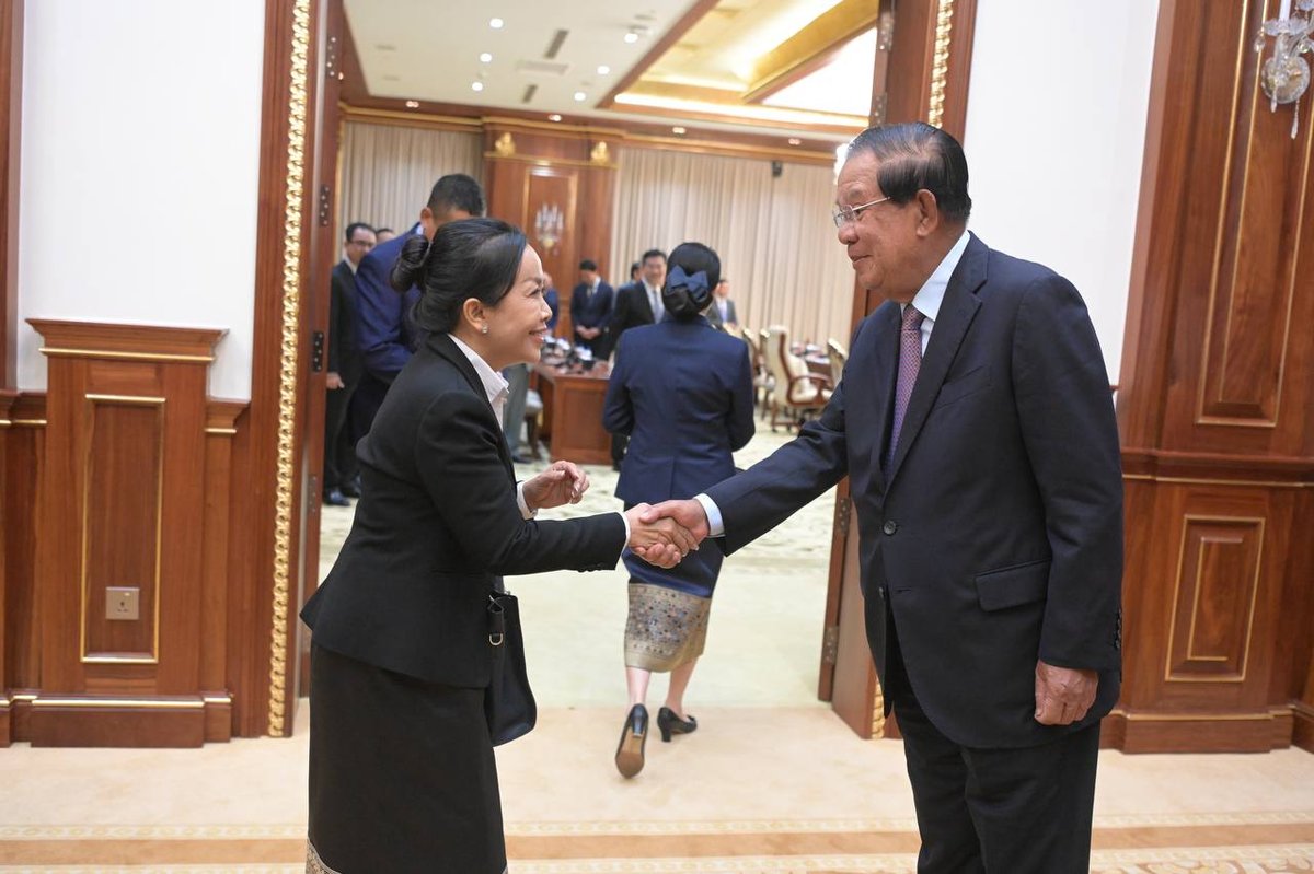 洪森会见老挝青年代表团深化双边交流